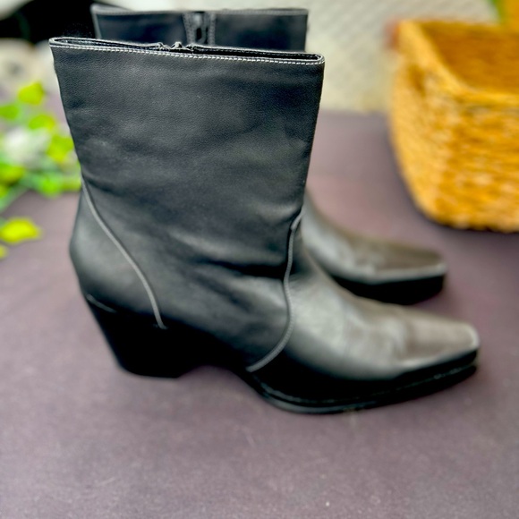 URBAN OUTFITTERS Black Square Toe Booties - Like New - Picture 4 of 5